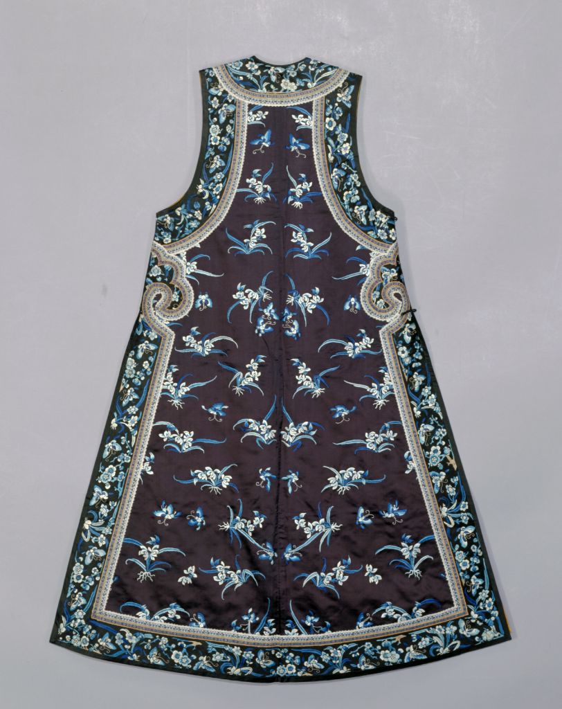 图片[2]-Stone Blue Satin Embroidery with Three Blue Flowers and Butterflies-China Archive